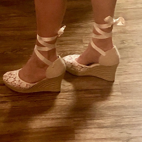 Elle Shoes - ⭐️New⭐️Elle tie up wedge sandals